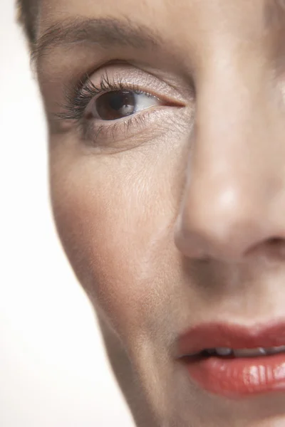 Frau mittleren Alters das Gesicht abgeschnitten — Stockfoto