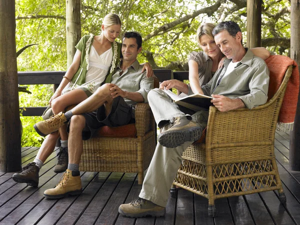 Twee paren zitten op terras — Stockfoto