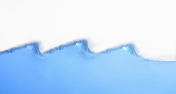 Синяя жидкость на белом фоне — стоковое фото