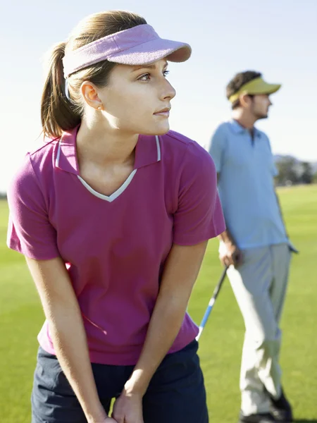 Jovem mulher jogando golfe — Fotografia de Stock