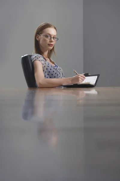 Empresaria escribiendo en el calendario de citas — Foto de Stock