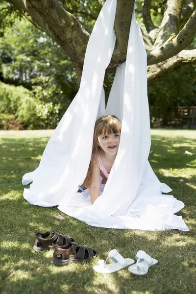 Mädchen guckt aus Zelt — Stockfoto