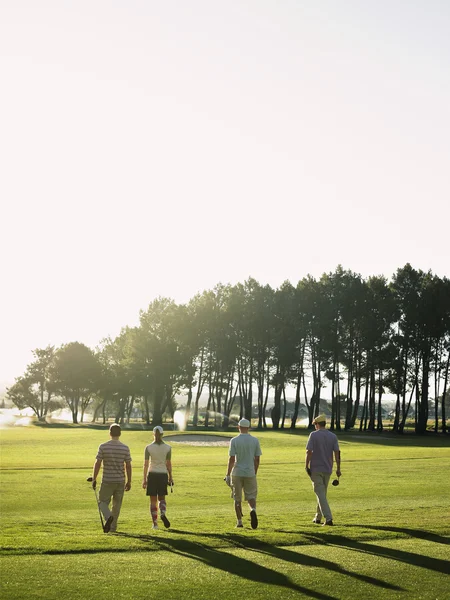 Golfistas caminhando no campo de golfe — Fotografia de Stock