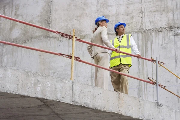 Arquitecto y gerente de construcción en el sitio — Foto de Stock