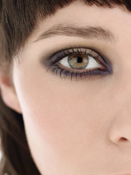 Genç kadın giyiyor göz makyajı — Stok fotoğraf