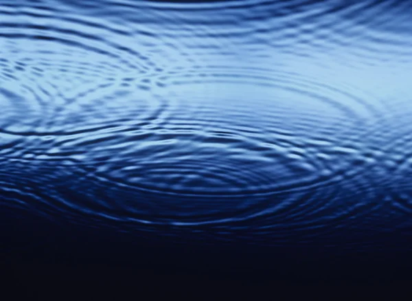 Su üstünde örtüşen ripples — Stok fotoğraf