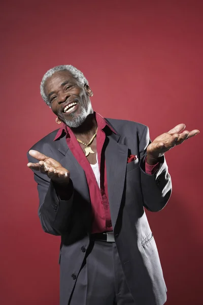 Hombre africano con las manos extendidas —  Fotos de Stock