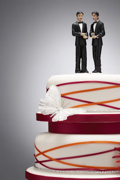 Beeldjes van de bruidegom op Wedding Cake — Stockfoto