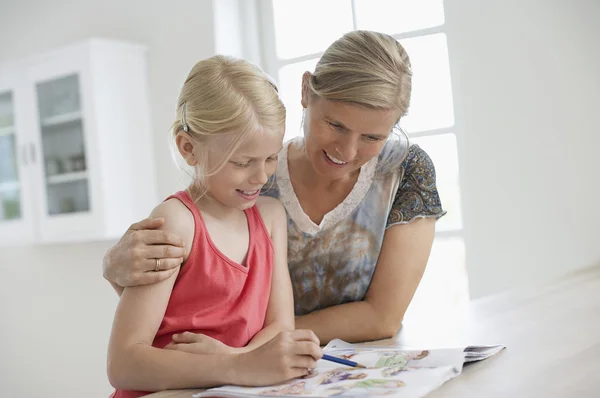 Mãe e filha colorir no livro — Fotografia de Stock