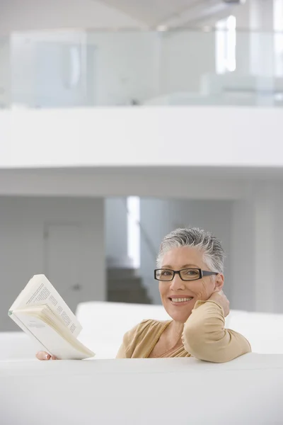 Lächelnde Seniorin mit Buch — Stockfoto