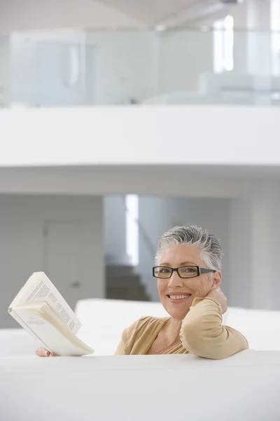 Sorrindo mulher idosa com livro — Fotografia de Stock