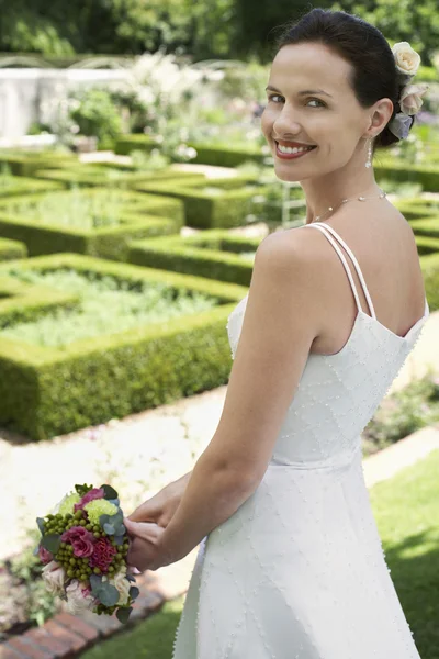 Bruid in formele tuin — Stockfoto