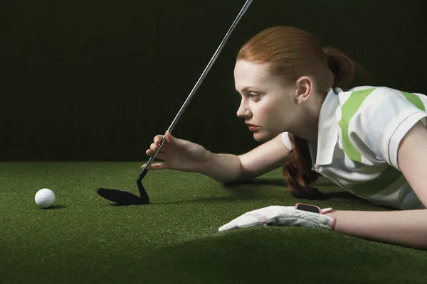 Golfer beäugt Putt — Stockfoto