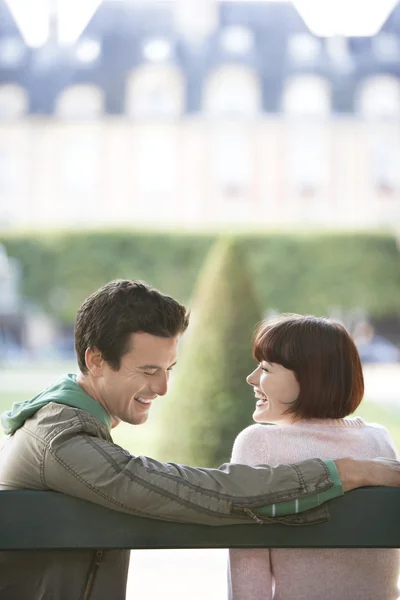 Couple sitting on bench in park — Stock Photo, Image