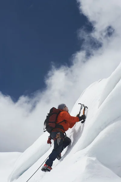 Ορειβάτης αυξάνονται χιονισμένη πλαγιά — 图库照片