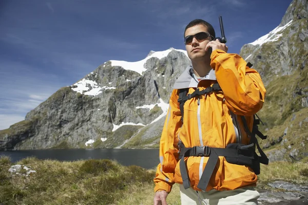 Caminhante usando walkie-talkie — Fotografia de Stock