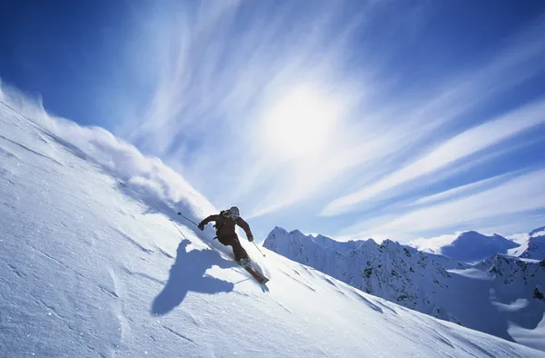 Persoon skiën op berghelling — Stockfoto