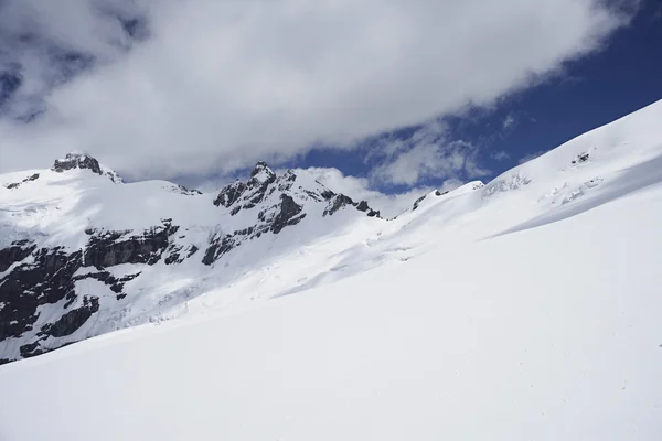 Picos de montaña bajo la nieve —  Fotos de Stock