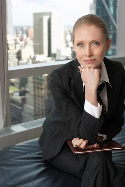 Geschäftsfrau sitzt in Büro-Lobby — Stockfoto