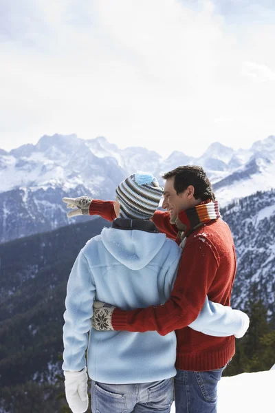 Paar kijken naar weergave — Stockfoto