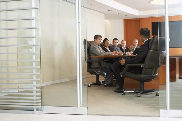 Geschäftsleute im Büro treffen sich — Stockfoto