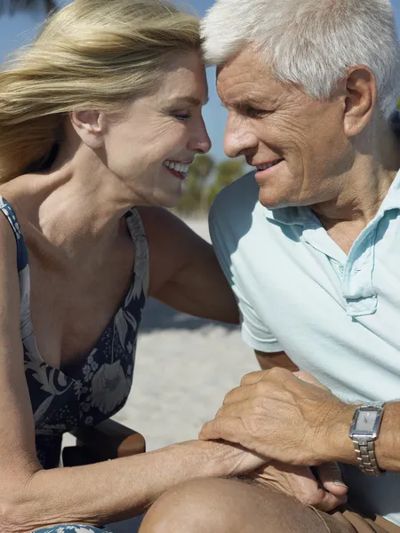 Koppel op tropisch strand — Stockfoto