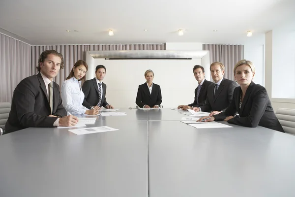 Empresários na Mesa de Conferências — Fotografia de Stock