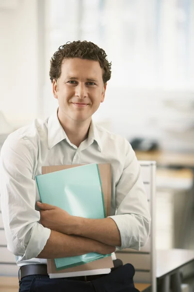 Büroangestellte mit Akten — Stockfoto