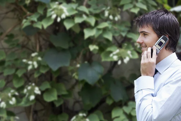 Uomo d'affari che parla al cellulare — Foto Stock