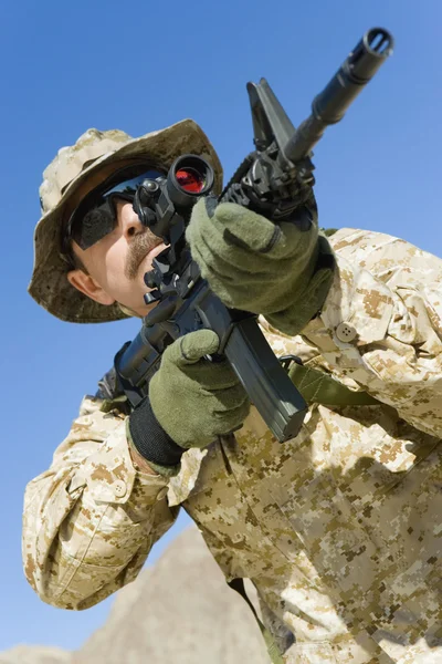 Soldado apontando através de mira de arma — Fotografia de Stock
