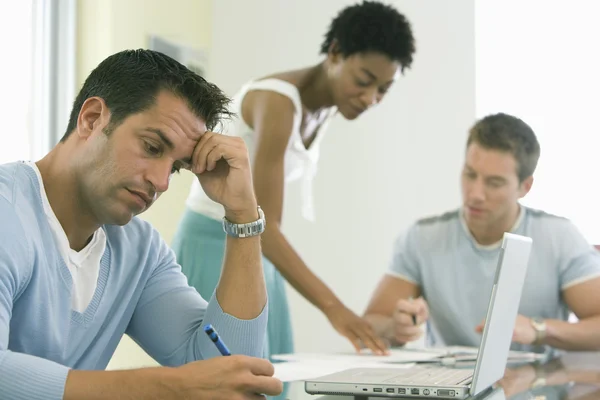 Zakenman met collega 's — Stockfoto