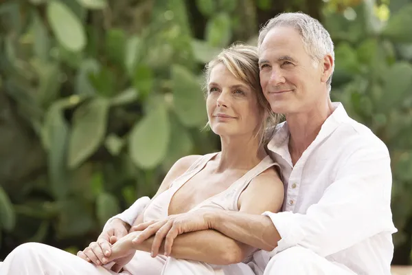 Couple sitting outdoors — Stock Photo, Image