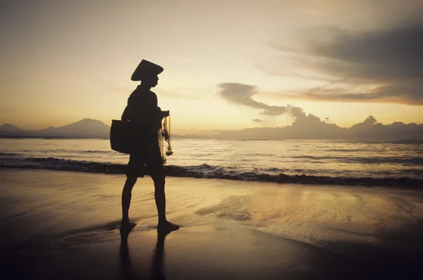 Pescador asiático na costa — Fotografia de Stock