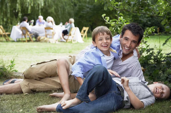 Отец и сыновья на семейном пикнике — стоковое фото