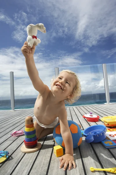 Menino brincando no alpendre — Fotografia de Stock