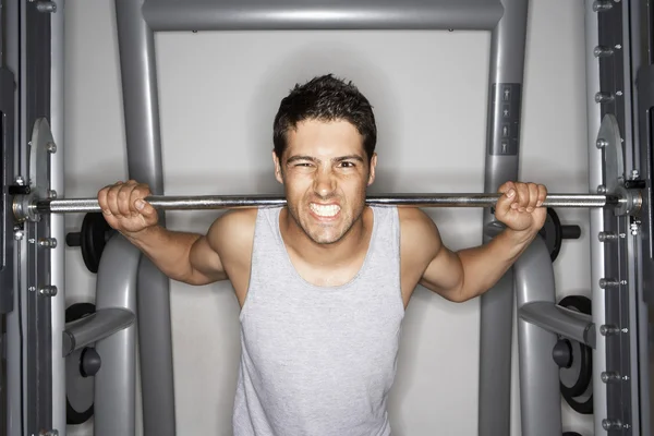 Hombre levantando pesas —  Fotos de Stock