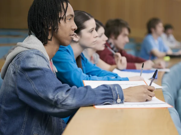 Studenter i föreläsningssalen — Stockfoto