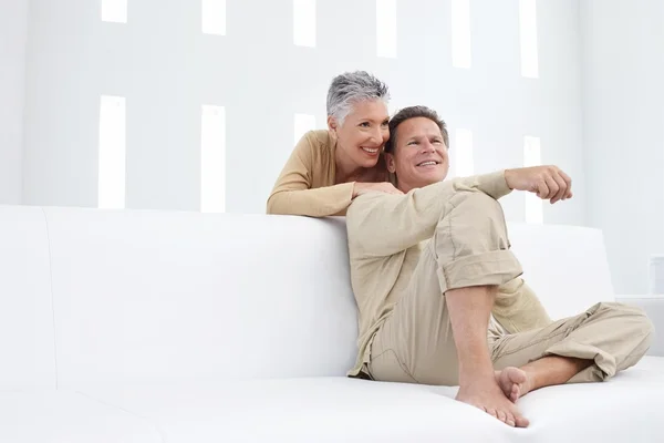Casal de meia-idade no sofá — Fotografia de Stock