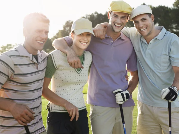 Jóvenes golfistas en la cancha — Foto de Stock