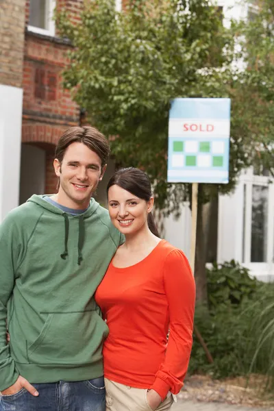 Couple achetant une maison ensemble — Photo