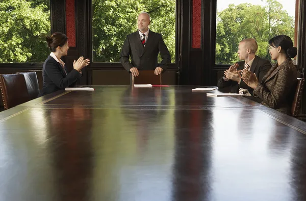 Επιχειρηματίες γύρω από τραπέζι αίθουσα συνεδριάσεων — Φωτογραφία Αρχείου