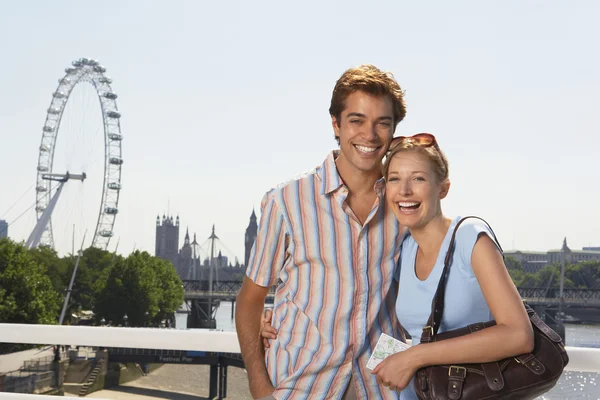 Couple posant près de Thames River — Photo