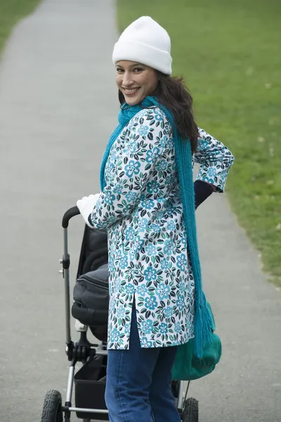 Passeggino mamma spingendo nel parco — Foto Stock