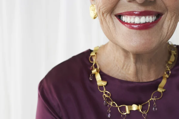 Элегантная пожилая женщина улыбается — стоковое фото