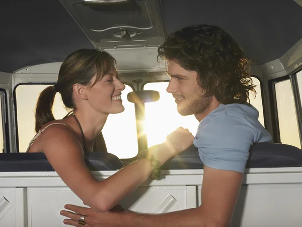 Couple face to face in front seat of van — Stock Photo, Image