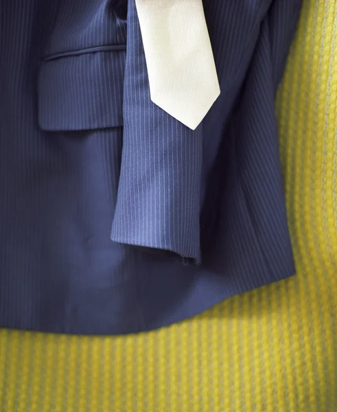 Takım elbise ve kravat yatakta — Stok fotoğraf