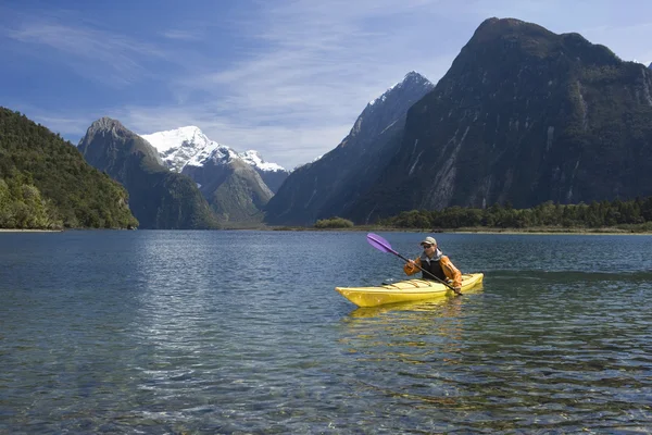 Man paddling kayak — Stock Photo, Image