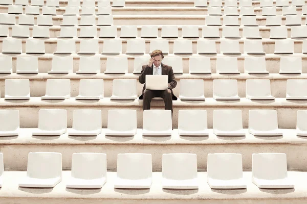 Hombre de negocios usando portátil — Foto de Stock