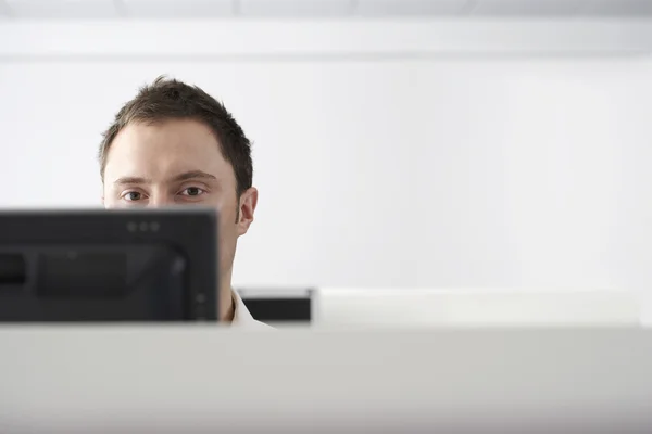 Trabalhador de escritório usando computador — Fotografia de Stock