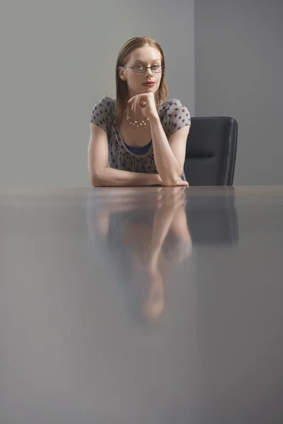 Mujer de negocios sentada en la mesa de conferencias —  Fotos de Stock